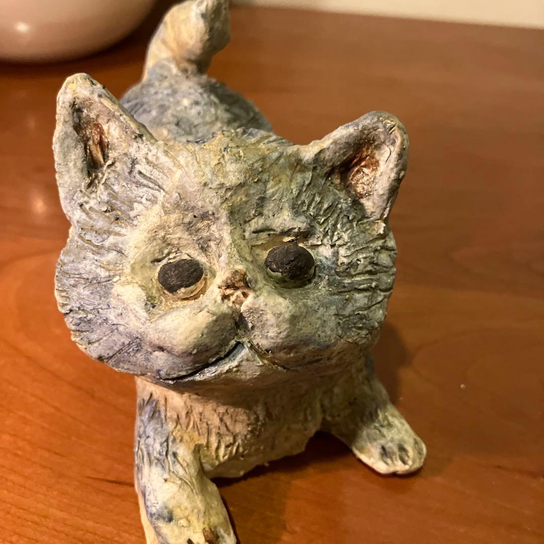 作家さんが手掛けたぷくっとしたお顔や表情が秀逸な猫ちゃんの陶器オブジェ