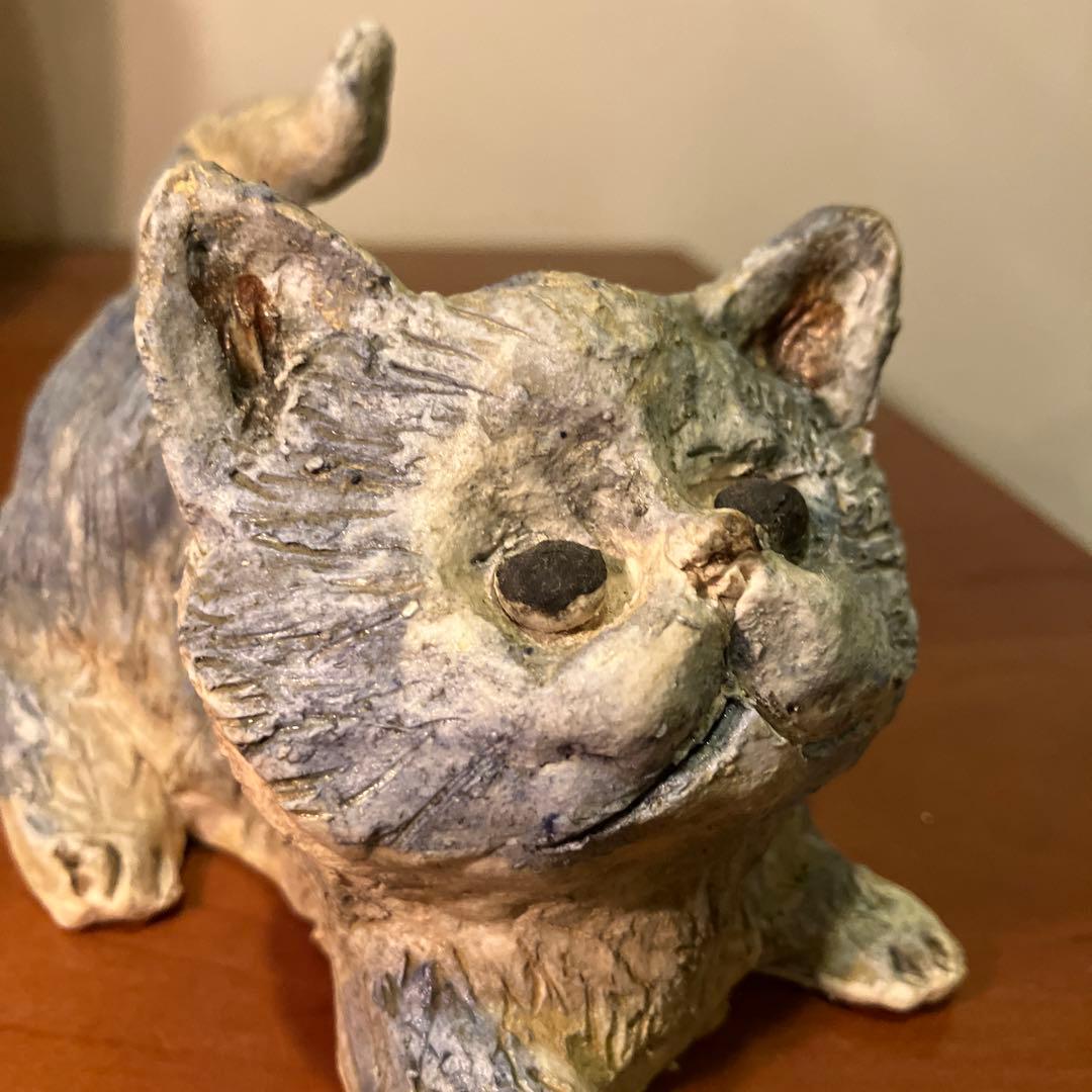 作家さんが手掛けたぷくっとしたお顔や表情が秀逸な猫ちゃんの陶器オブジェ