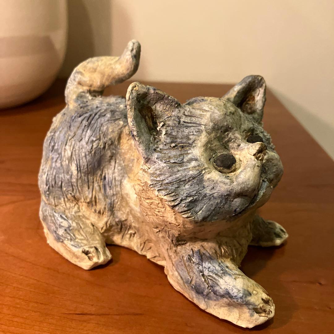 作家さんが手掛けたぷくっとしたお顔や表情が秀逸な猫ちゃんの陶器オブジェ