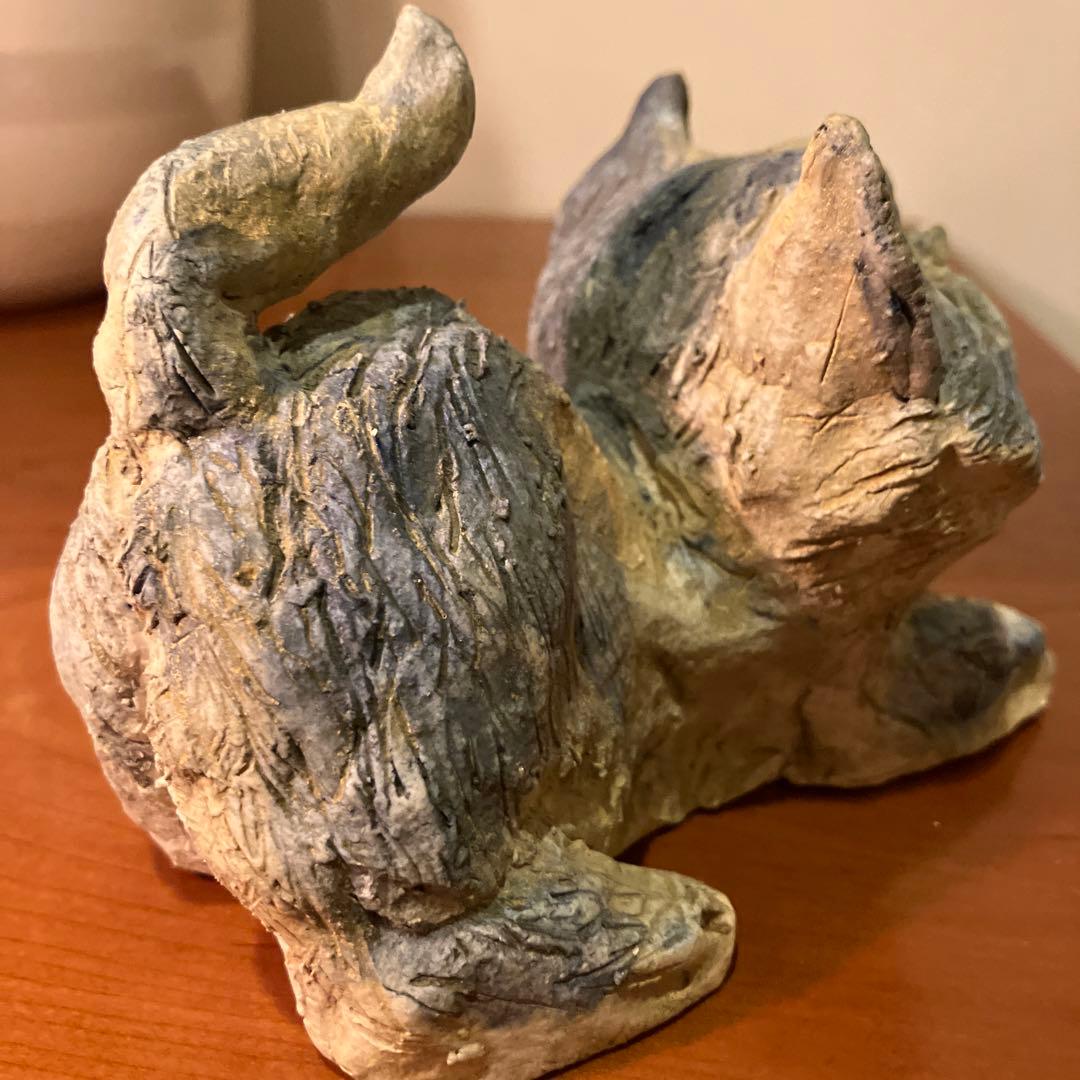 作家さんが手掛けたぷくっとしたお顔や表情が秀逸な猫ちゃんの陶器オブジェ