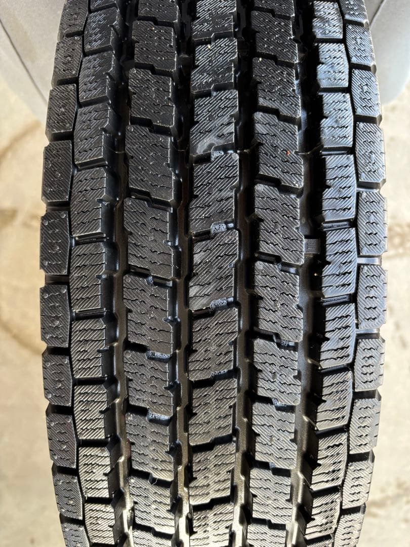 ハイエース　15インチスタッドレスタイヤセット