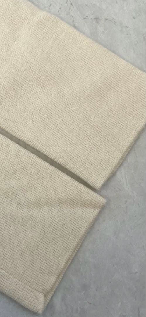 ドゥロワー　カシミヤの白いセーター