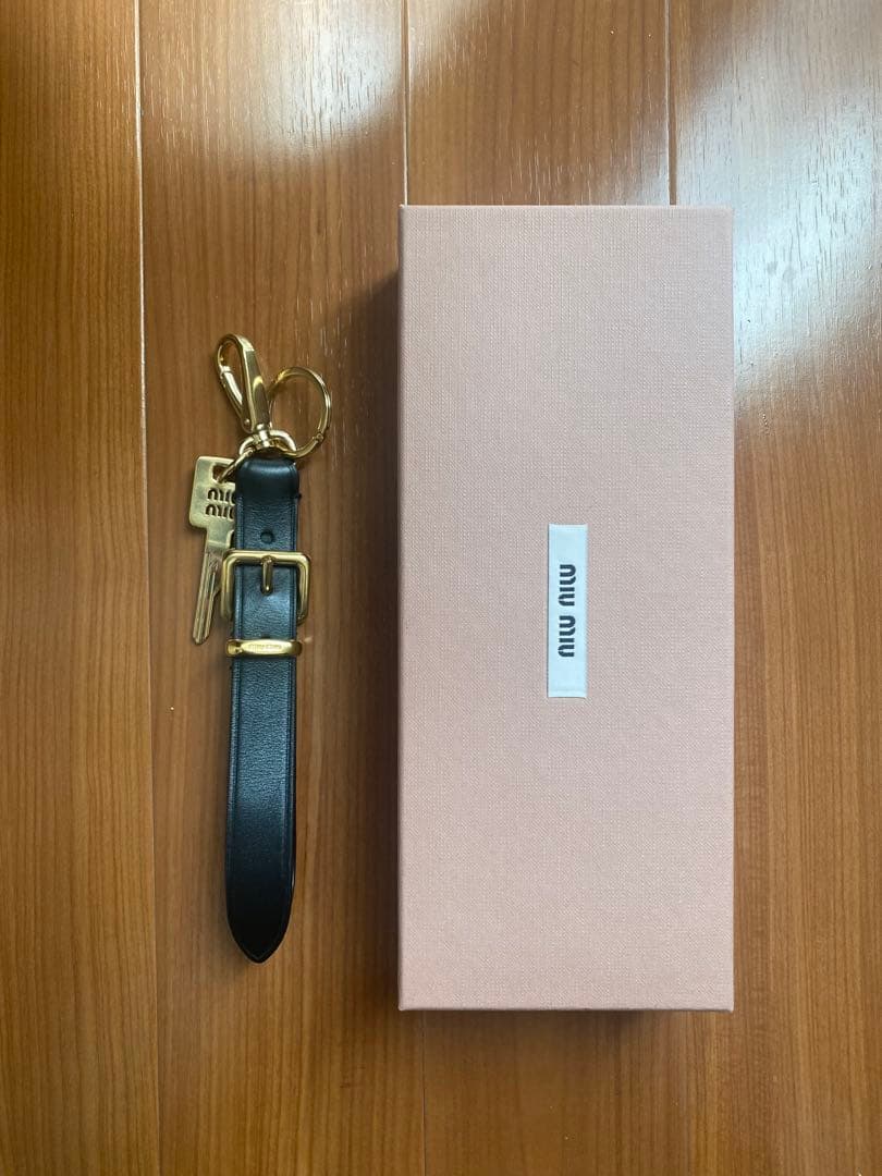 MIU MIU ブラックレザーキーリング