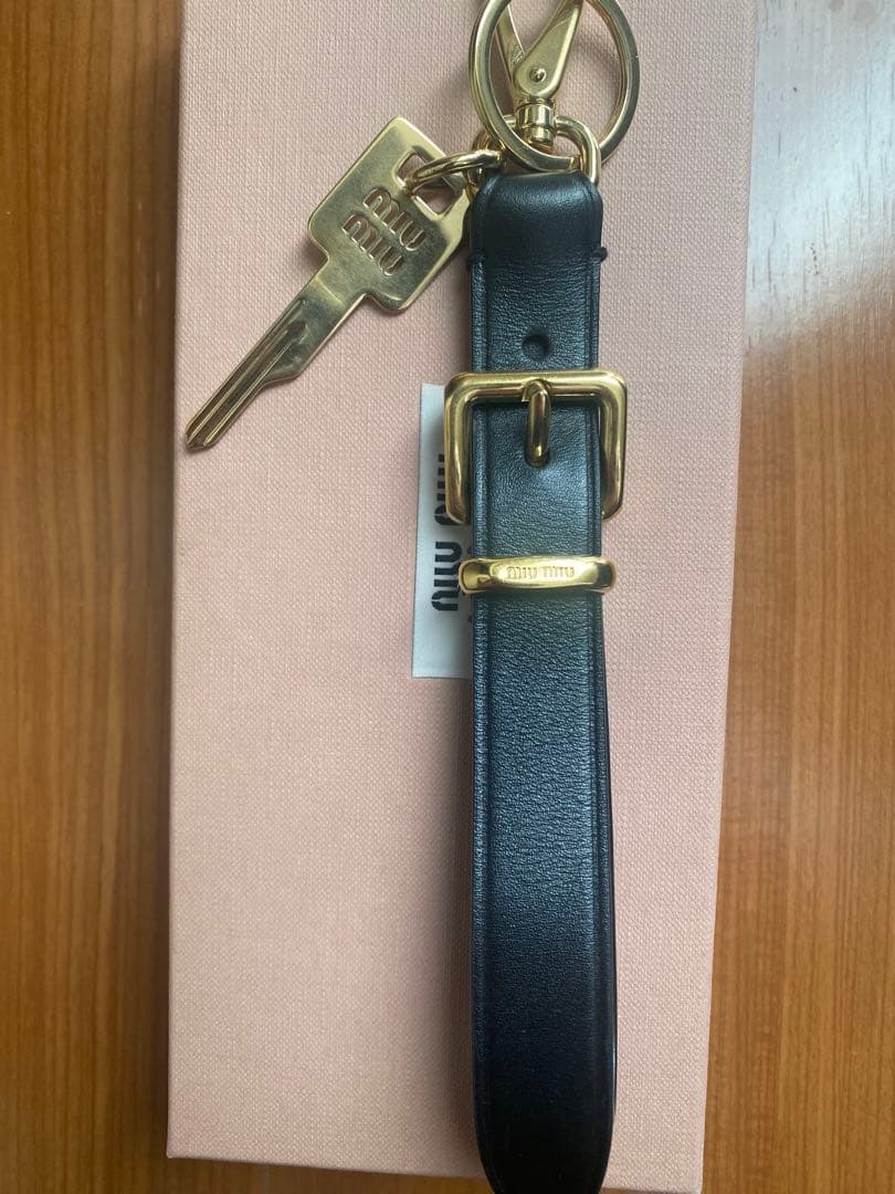 MIU MIU ブラックレザーキーリング