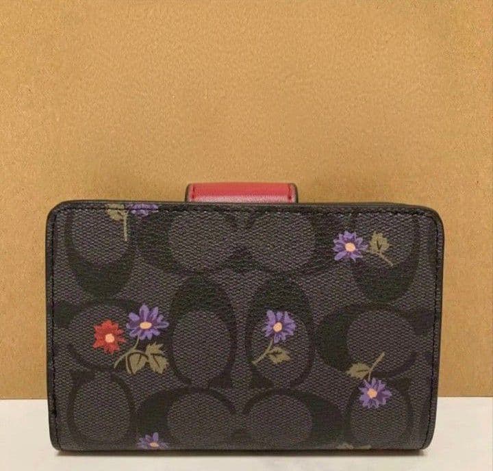 新品未使用コーチ二つ折り財布花柄ブラックシグネチャーレディースメンズ送料無料