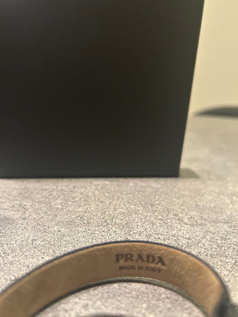 センチュリオン AMEX￼ PRADA ブラックレザーブレスレット