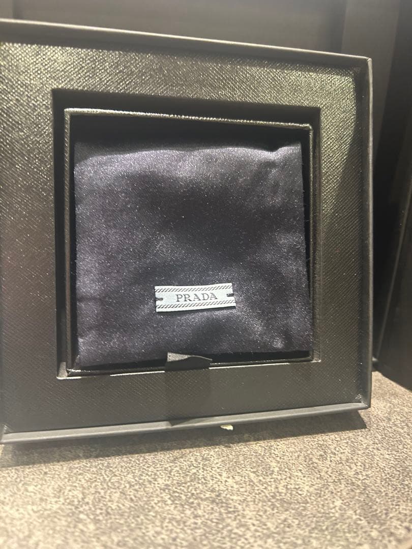 センチュリオン AMEX￼ PRADA ブラックレザーブレスレット