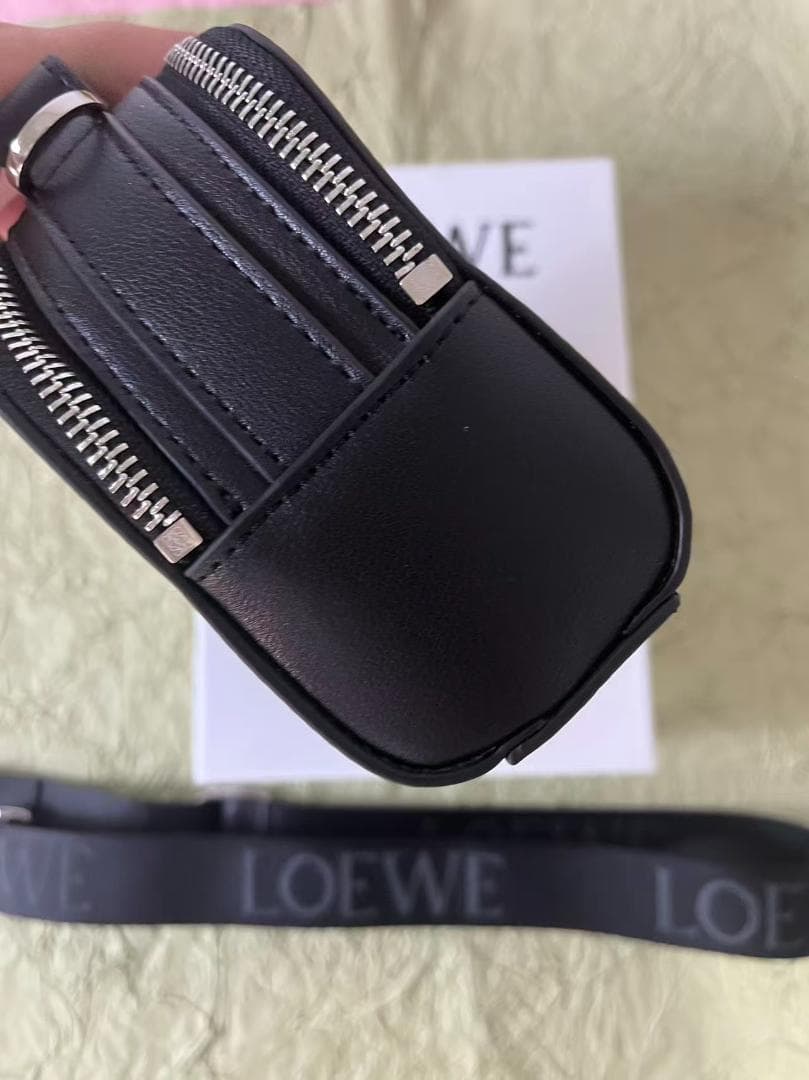 LOEWE ブラック カメラバッグ ジッパー付きポケット~~