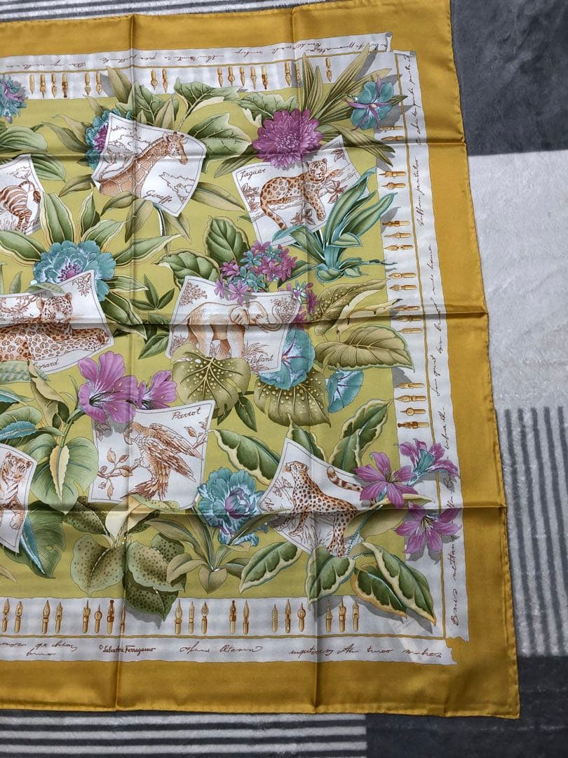 Salvatore Ferragamo シルクスカーフ 花柄