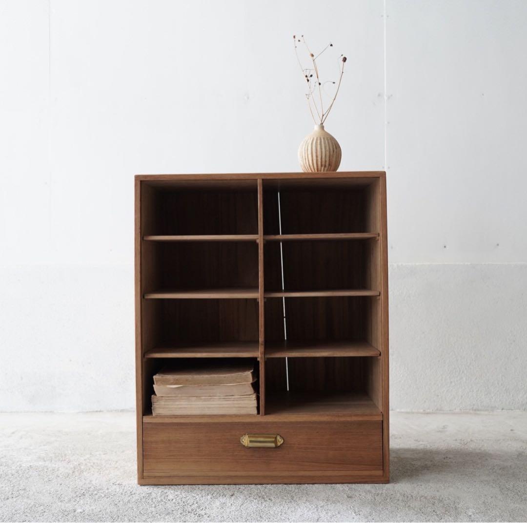 引き出しのついた木製棚