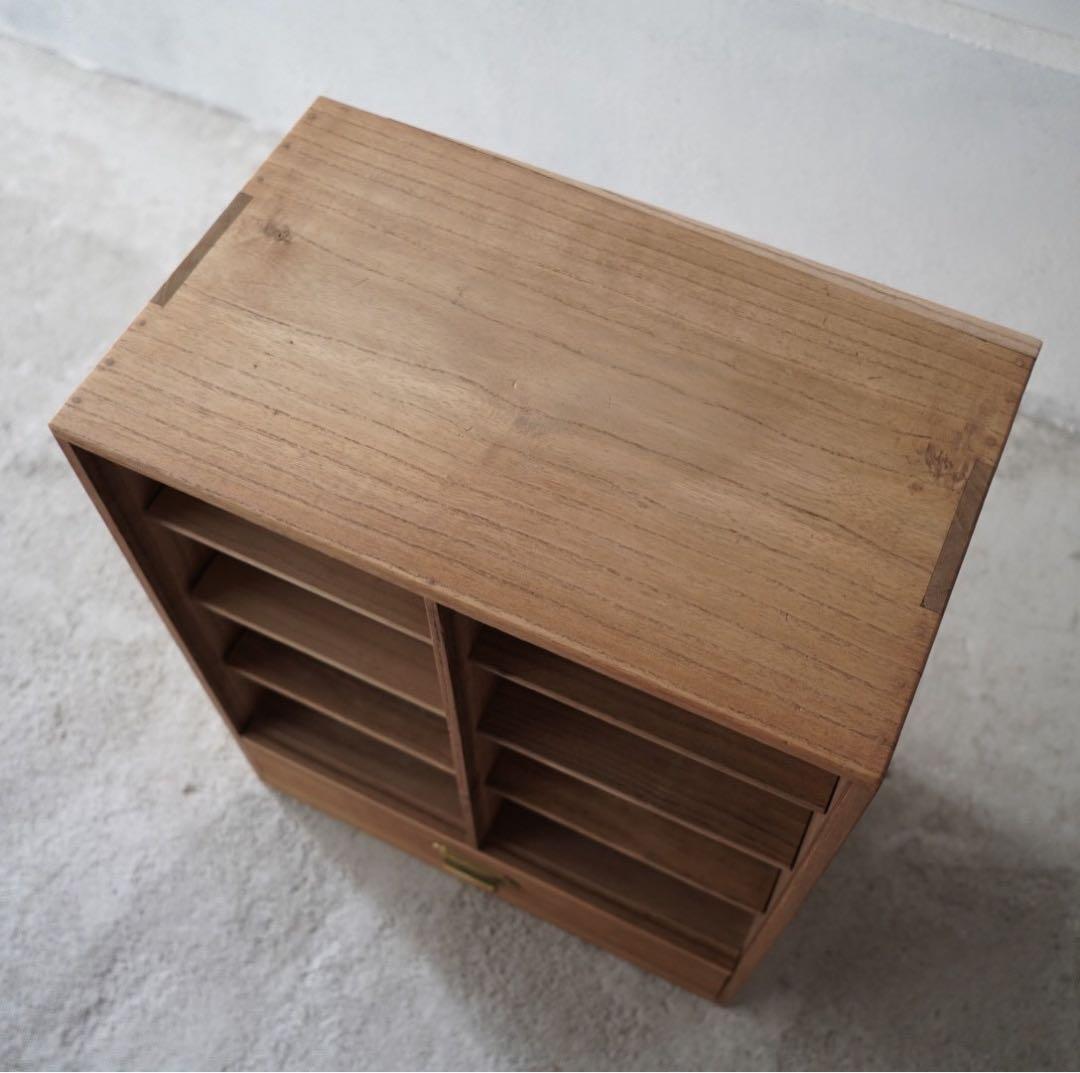 引き出しのついた木製棚