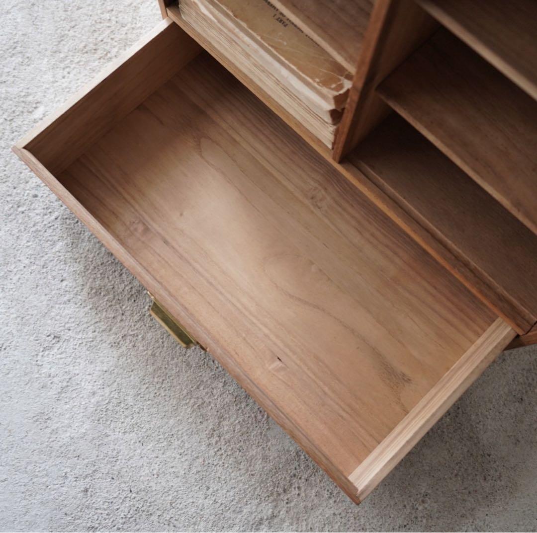 引き出しのついた木製棚