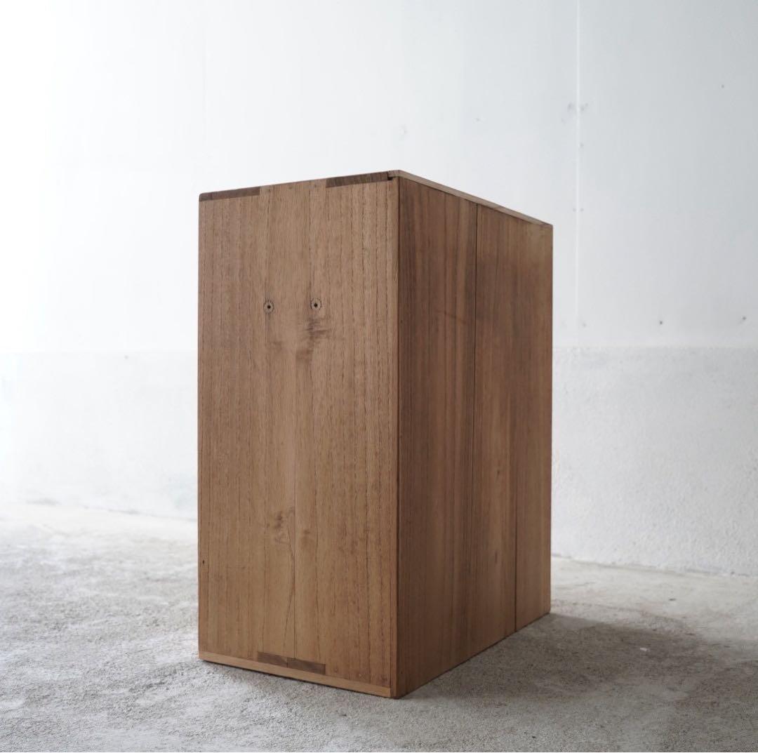 引き出しのついた木製棚