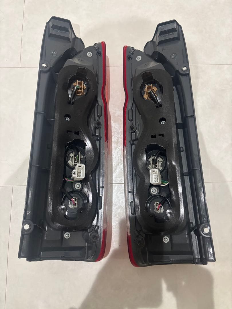 ハイエース　8型　DPS 新車外し　純正テールランプ