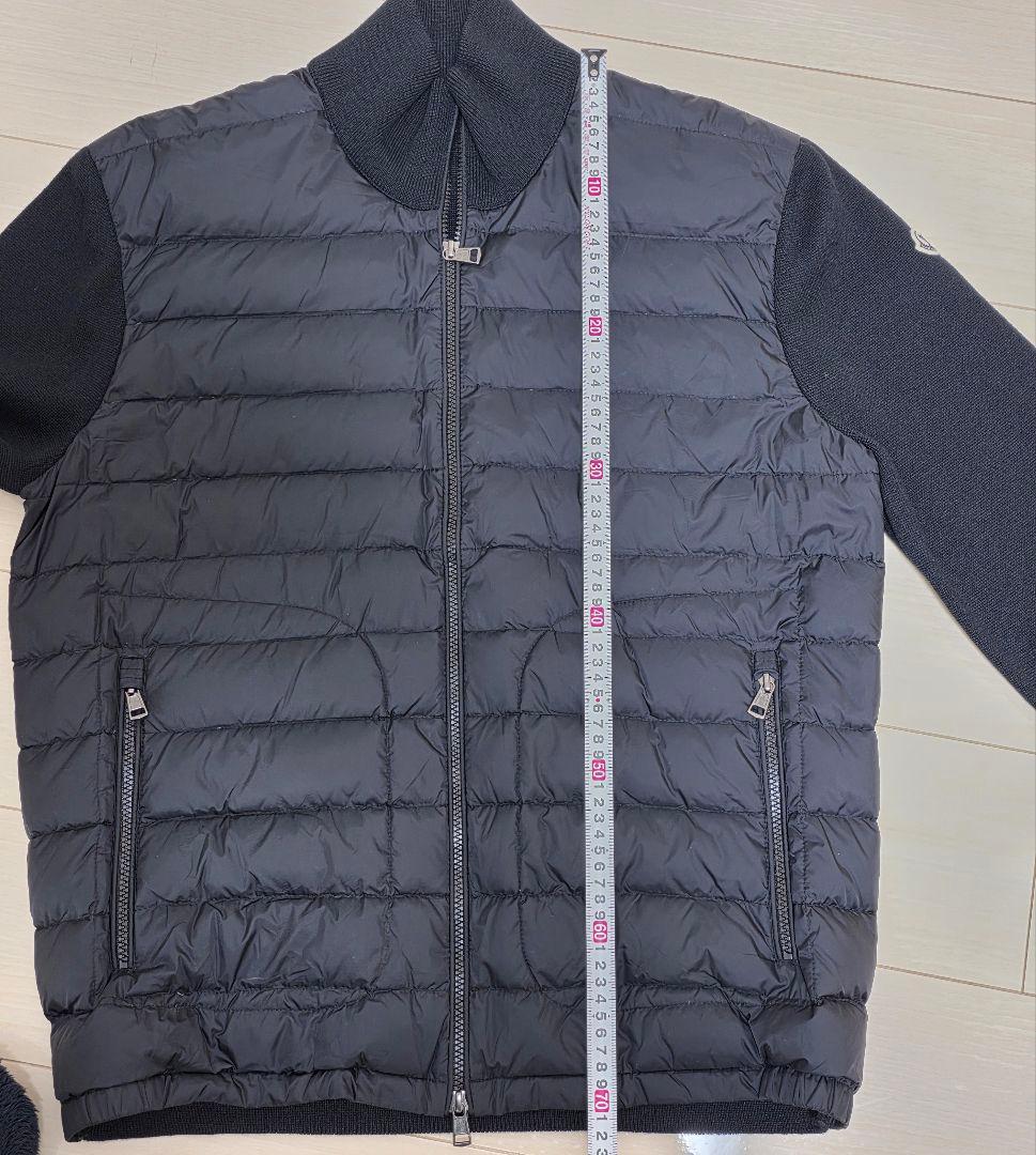 MONCLER GRENOBLE ダウンパッド付きのフロントが特徴です