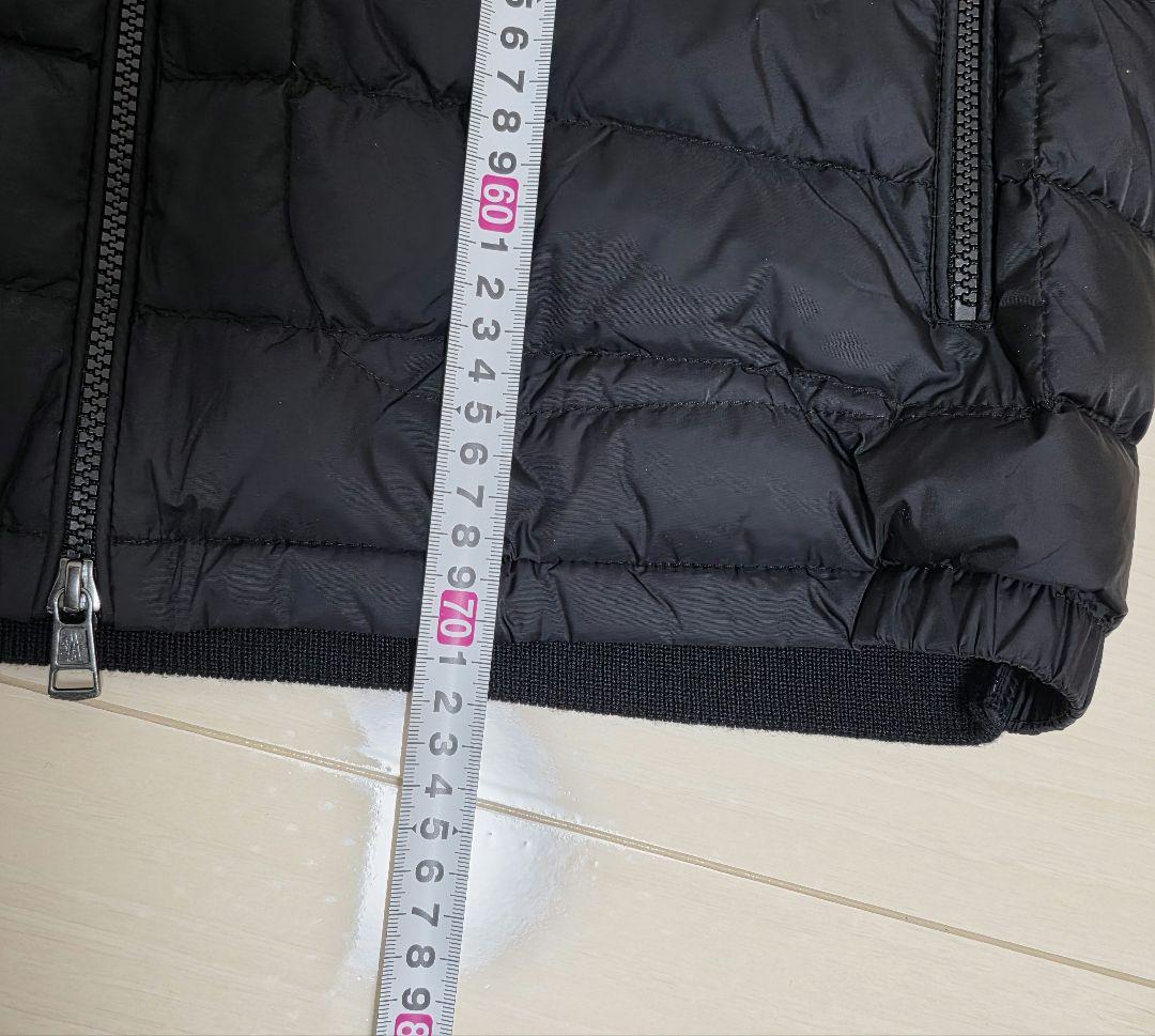 MONCLER GRENOBLE ダウンパッド付きのフロントが特徴です