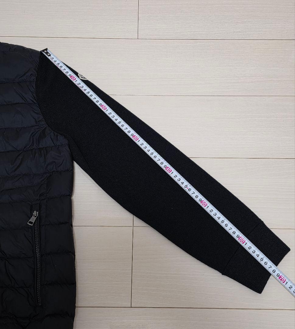 MONCLER GRENOBLE ダウンパッド付きのフロントが特徴です