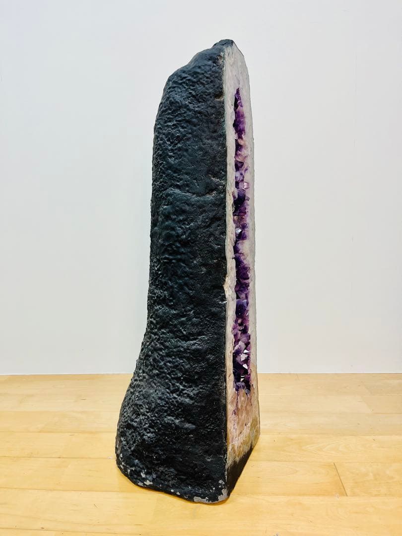 アメジストドーム 天然石 高さ72cm（大粒の結晶・金粉状カコクセナイト）