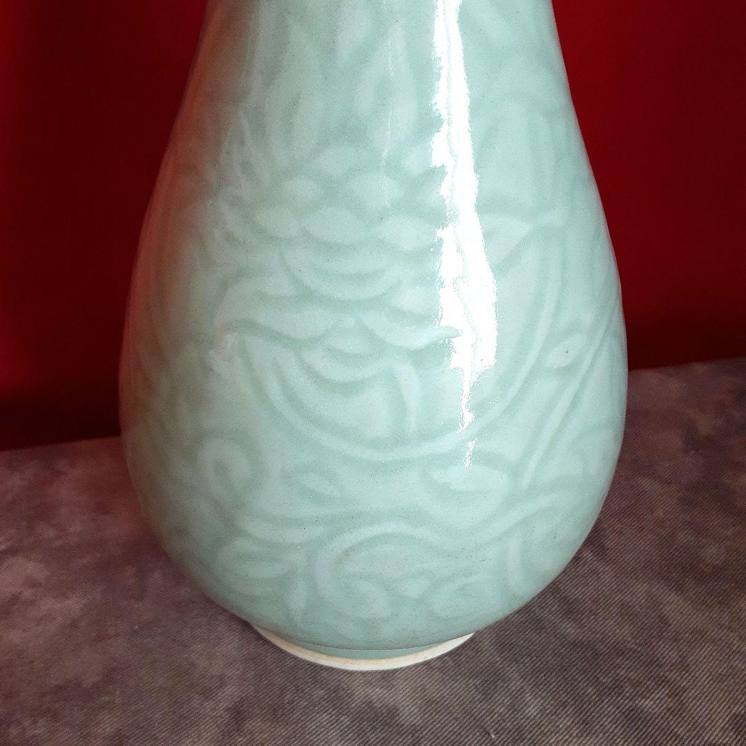 青磁花瓶　蓮花陰刻文