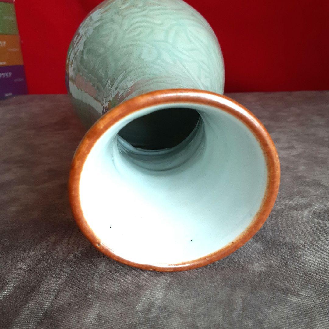 青磁花瓶　蓮花陰刻文