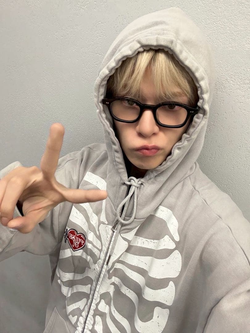 未開封 TREASURE フーディー L グレー PLUSE ON パーカー