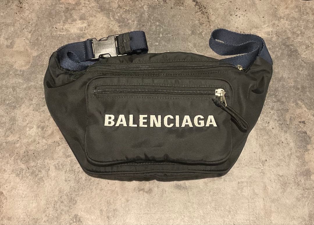 BALENCIAGA ロゴ刺繍 ナイロン ボディバッグ