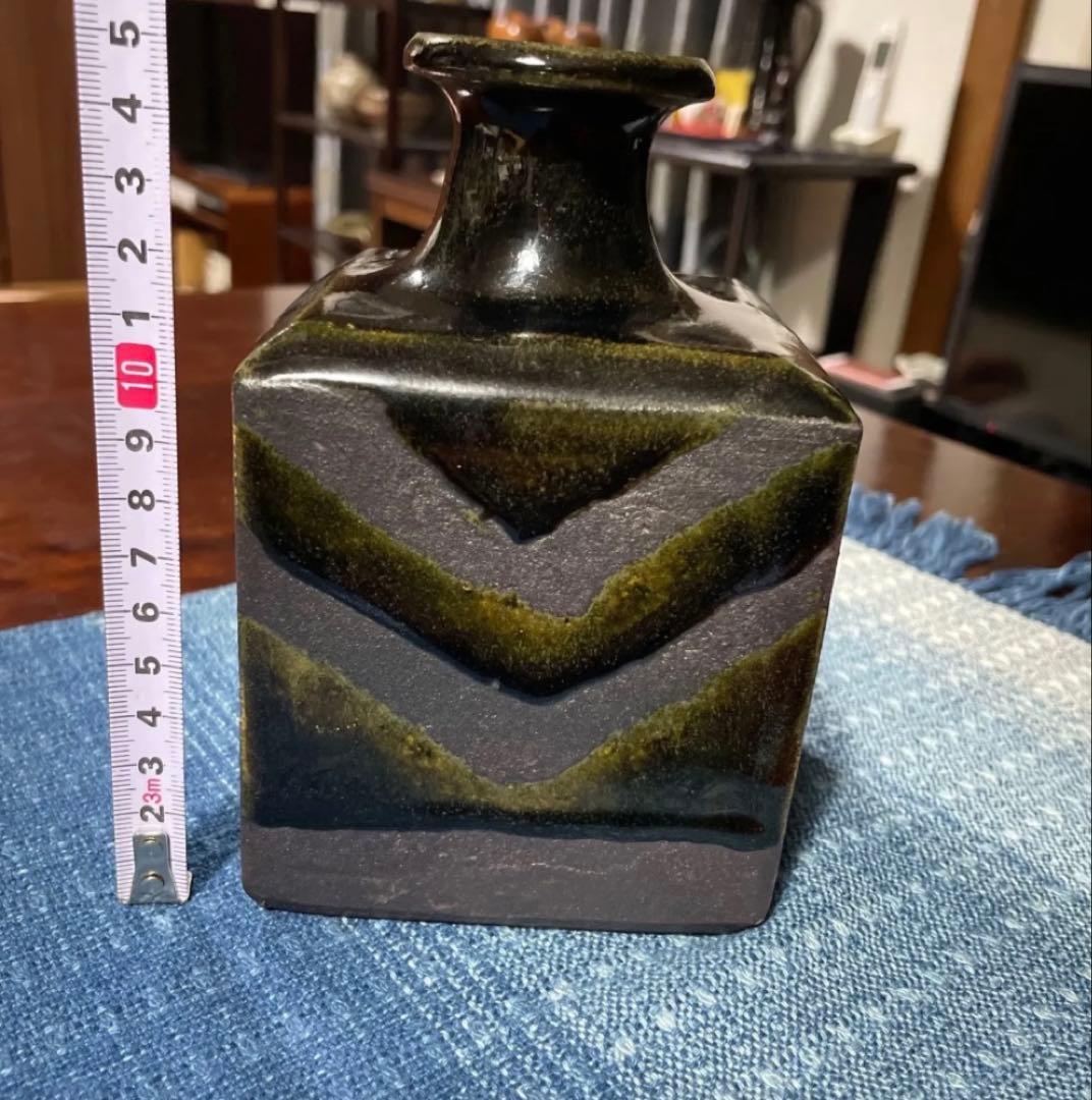 出西窯　多々納弘光氏作の四角形の黒とグレーの陶器瓶