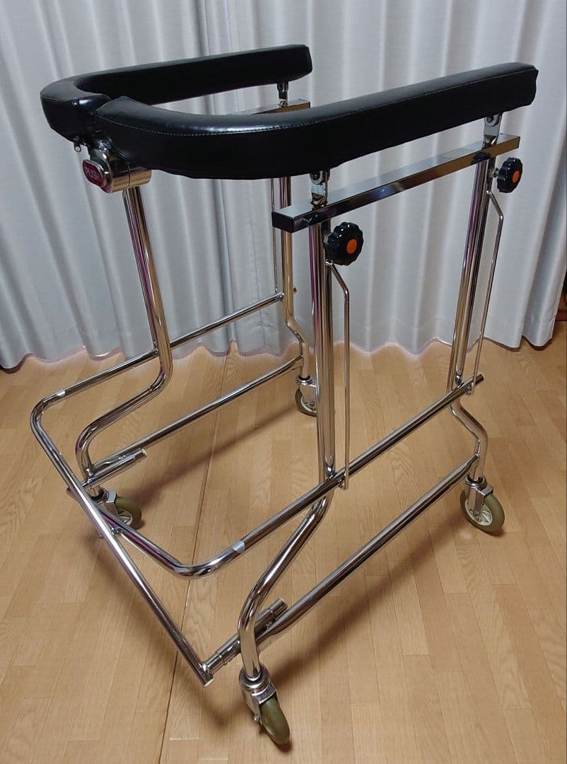 スチール製歩行器 　折りたたみ、高さ調整可能。介護、リハビリに！