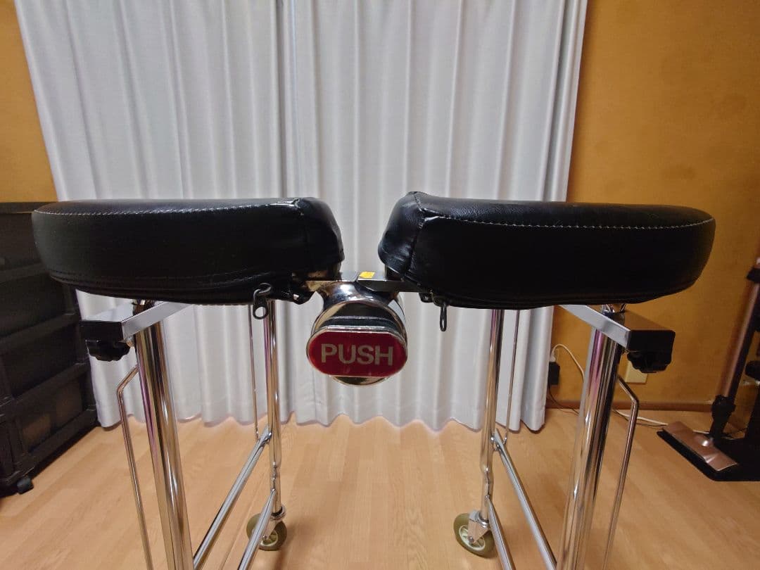 スチール製歩行器 　折りたたみ、高さ調整可能。介護、リハビリに！