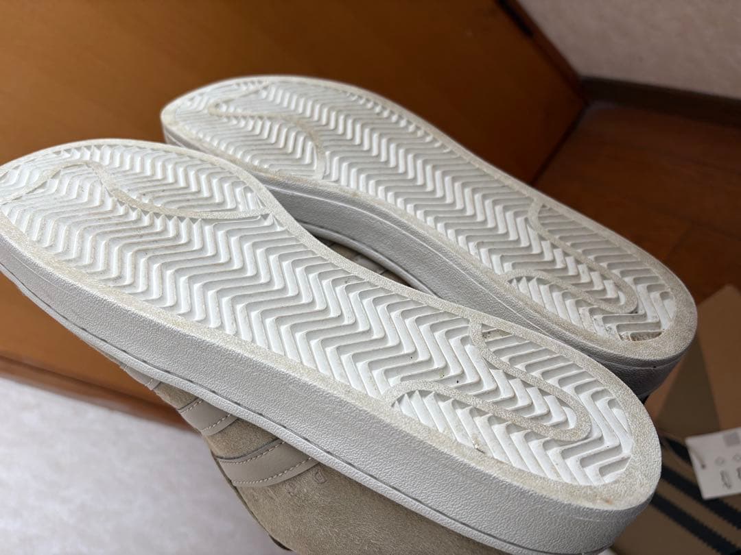 adidas ディセンダント　28ベージュ