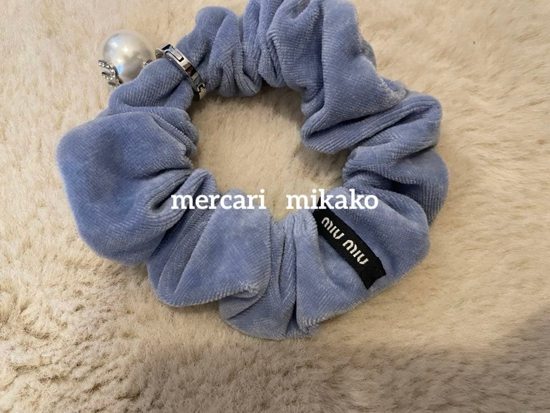 miumiu ミュウミュウ　パールつき ベルベット シュシュ
