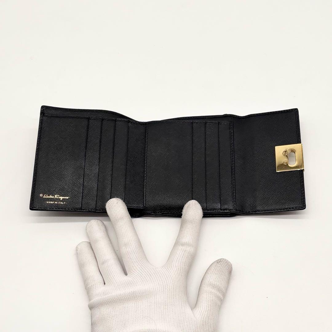 【極美品】 Ferragamo レザー 二つ折り財布 ガンチーニ ブラック 黒