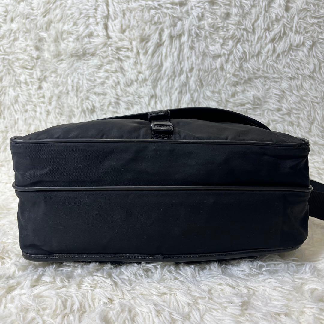 美品✨ PRADA ショルダーバッグ 三角ロゴ ナイロン レザー A4収納可