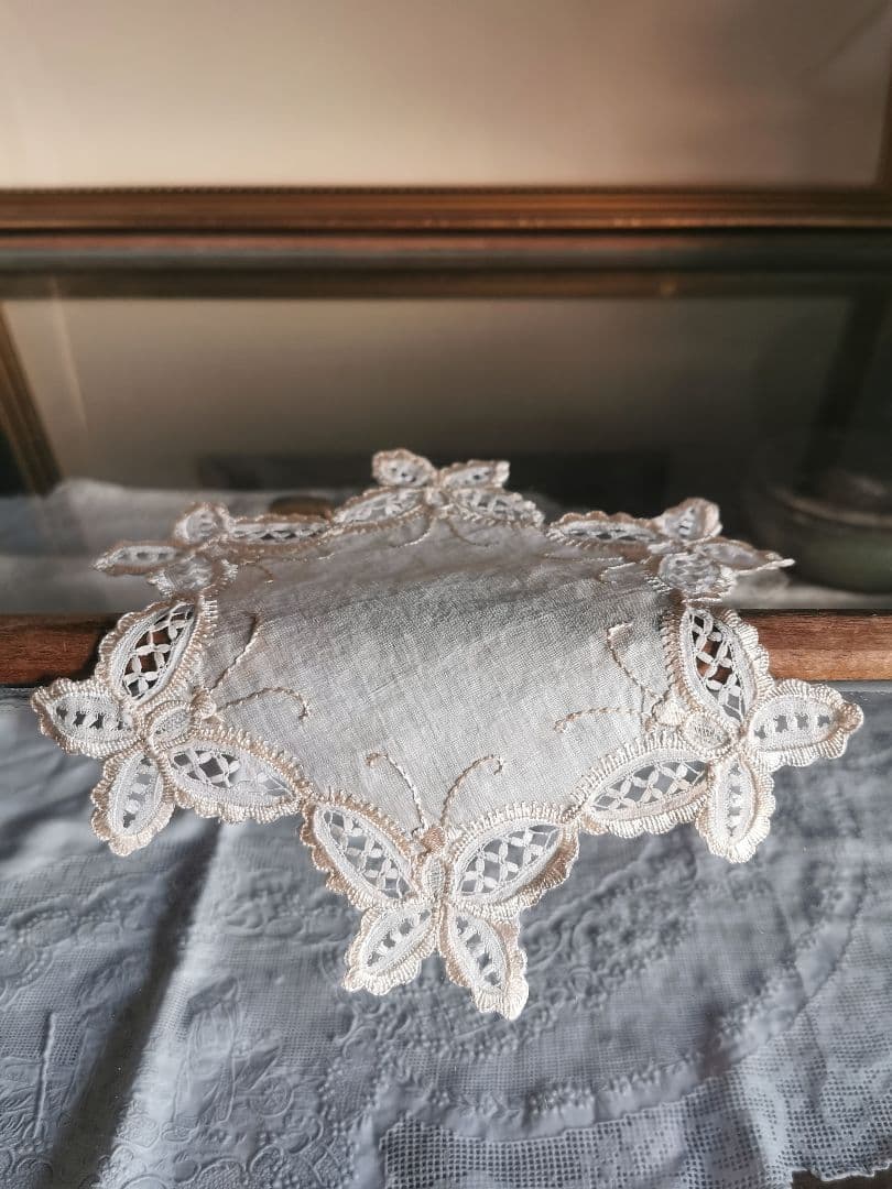 アンティーク シルク イタリア/イギリス 美しいバタフライ刺繍 星花型ドイリー