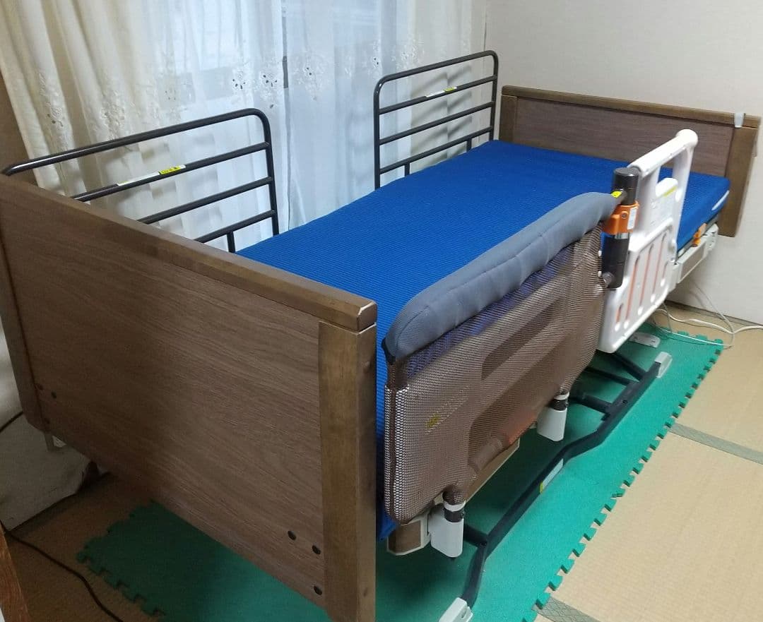 中古 プラッツ社 「ラフィオ」 超低床介護ベッド3モーターベッド