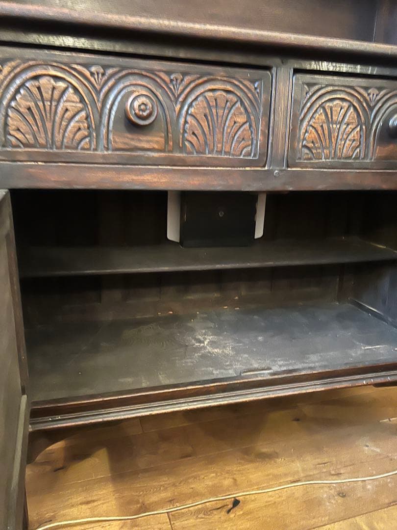 英国アンティーク木製彫刻装飾付きキャビネット