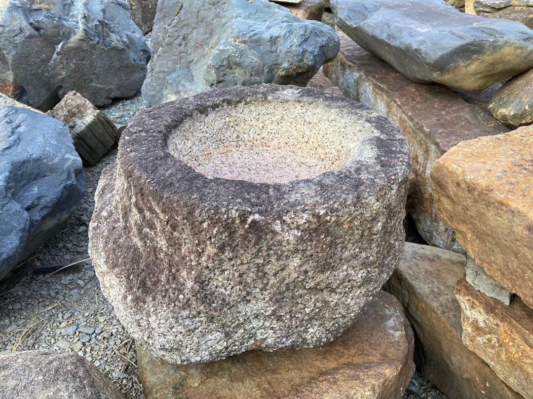 小ぶりな礎石形水鉢