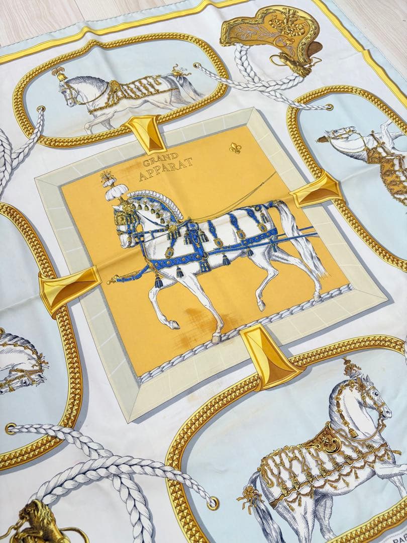 箱付き　HERMES シルクスカーフ 馬と装飾のデザイン　カレ90