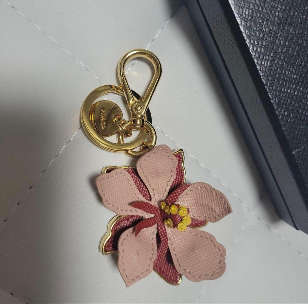 【✨極美品✨】PRADA お花 キーホルダー　最終値下げ