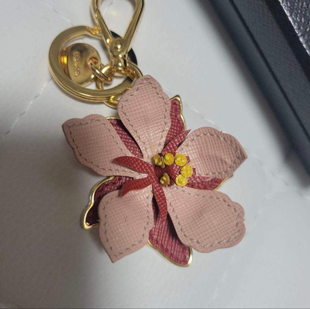 【✨極美品✨】PRADA お花 キーホルダー　最終値下げ