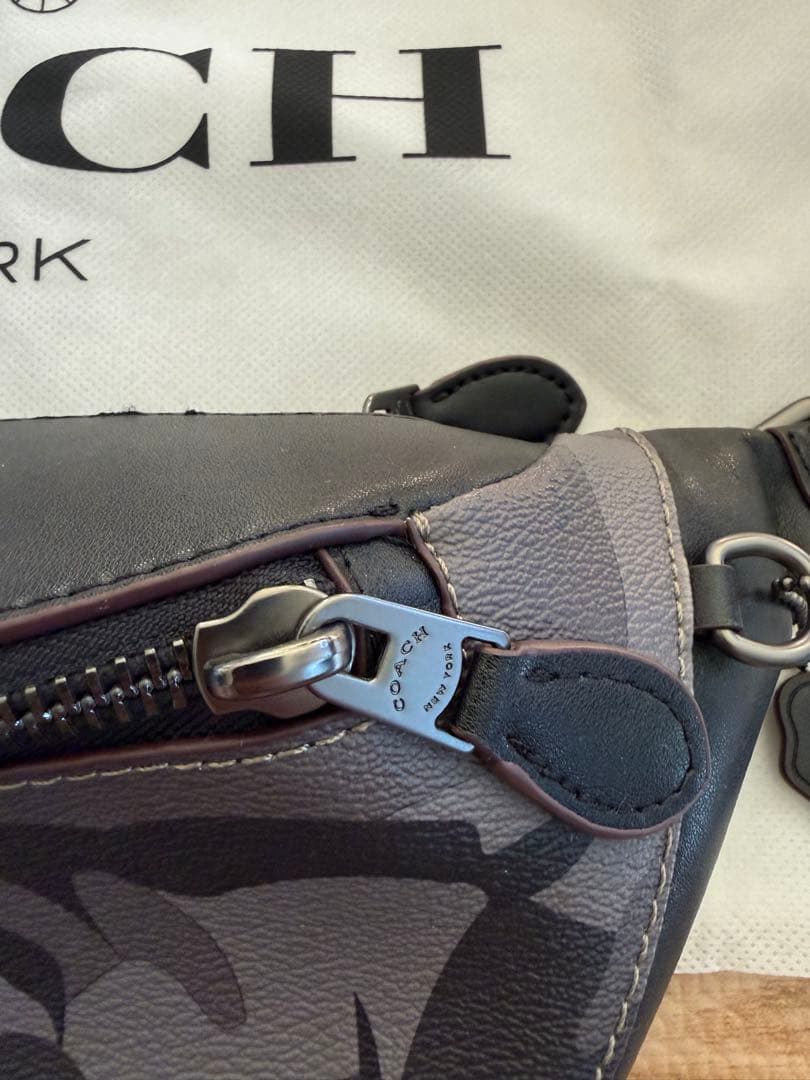 COACH ボディバッグ・ウエストポーチ グレー・カモフラージュ