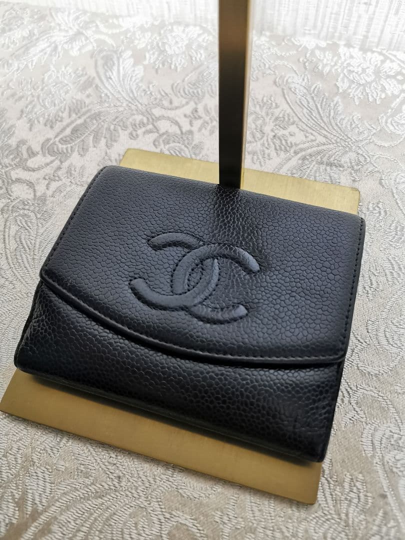 シャネル　CHANEL　二つ折り財布　CCロゴ入り　レザー　フランス型　ブラック