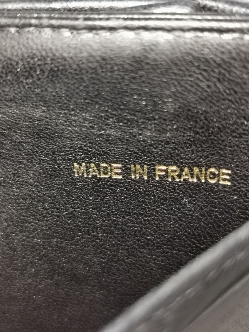 シャネル　CHANEL　二つ折り財布　CCロゴ入り　レザー　フランス型　ブラック