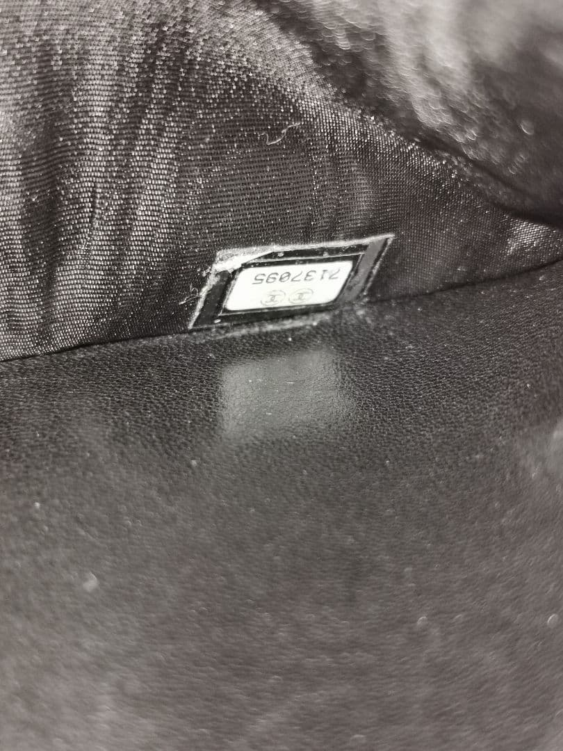 シャネル　CHANEL　二つ折り財布　CCロゴ入り　レザー　フランス型　ブラック