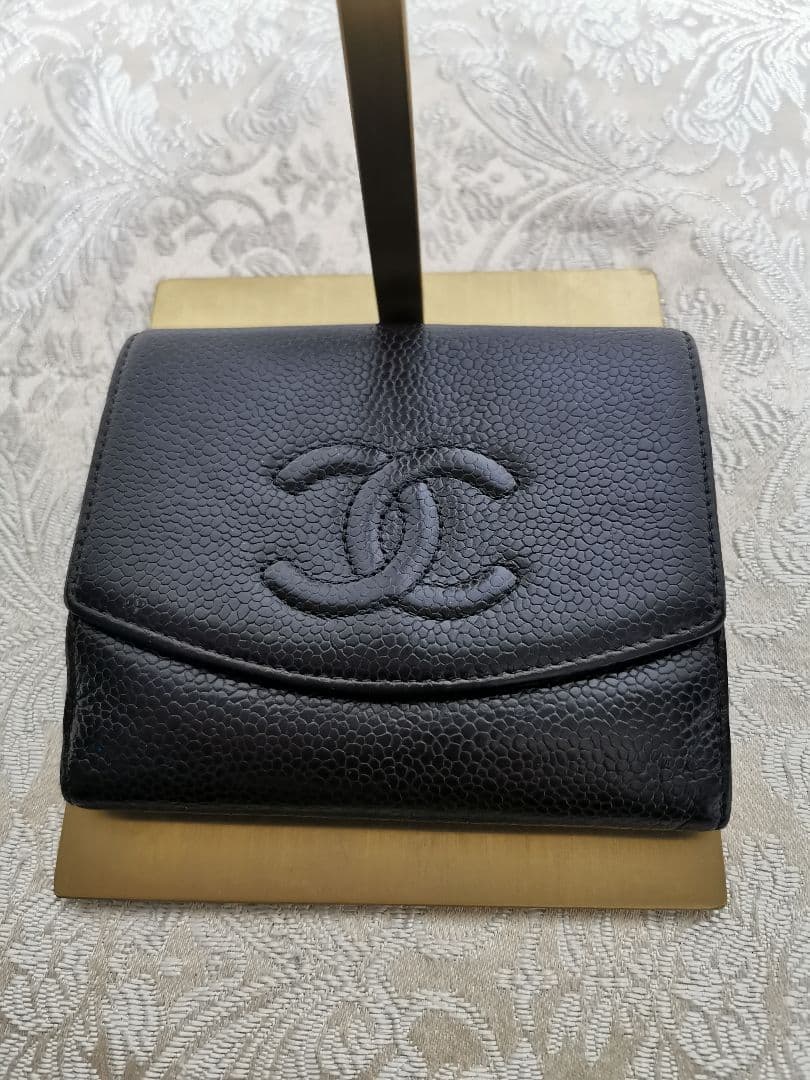 シャネル　CHANEL　二つ折り財布　CCロゴ入り　レザー　フランス型　ブラック