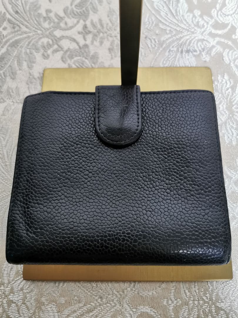シャネル　CHANEL　二つ折り財布　CCロゴ入り　レザー　フランス型　ブラック