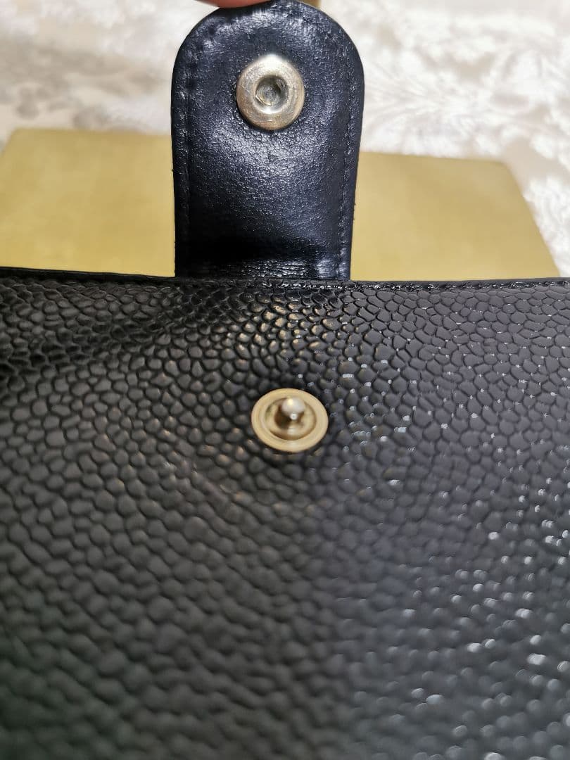 シャネル　CHANEL　二つ折り財布　CCロゴ入り　レザー　フランス型　ブラック