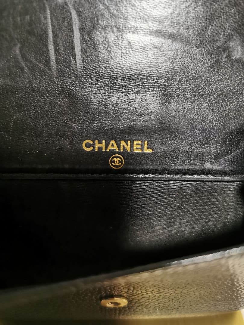 シャネル　CHANEL　二つ折り財布　CCロゴ入り　レザー　フランス型　ブラック