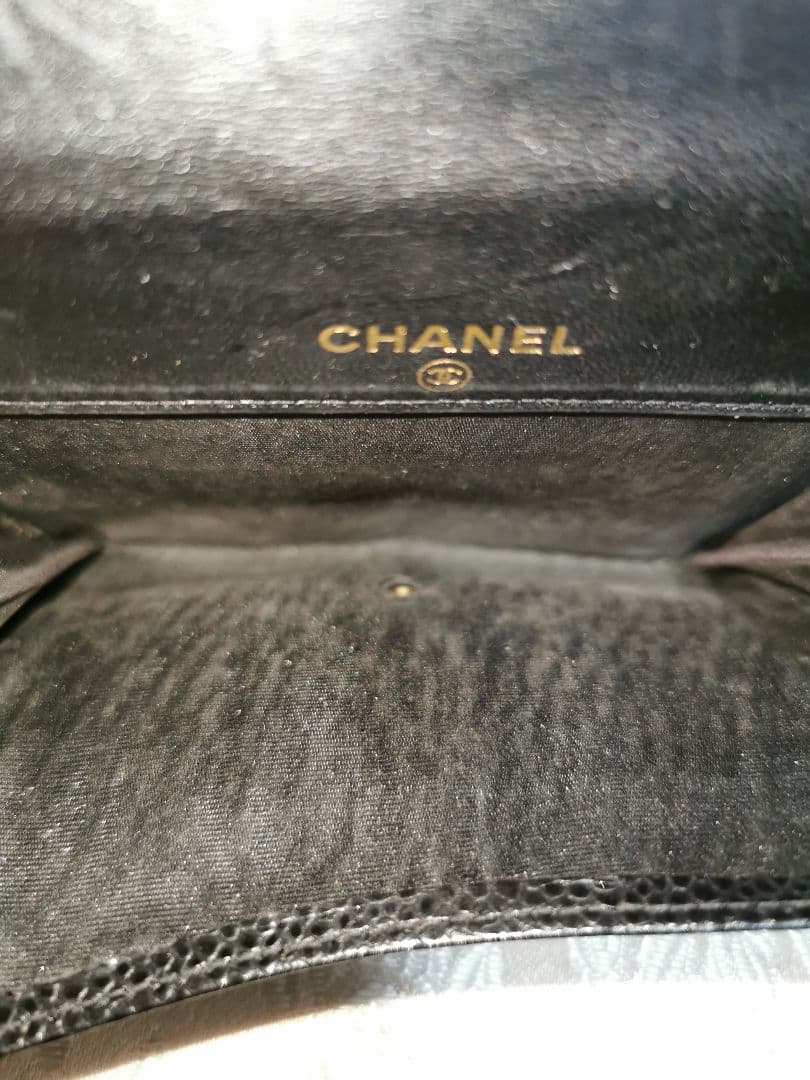 シャネル　CHANEL　二つ折り財布　CCロゴ入り　レザー　フランス型　ブラック