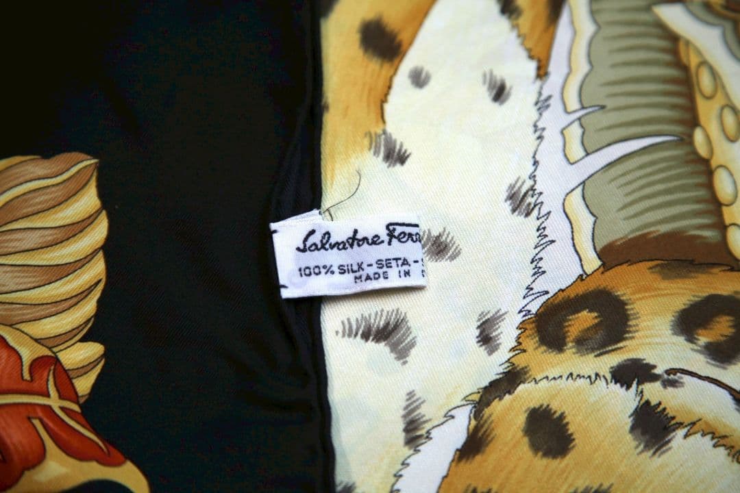 新品Salvatore Ferragamo ヒョウ柄スカーフ箱付き シルク